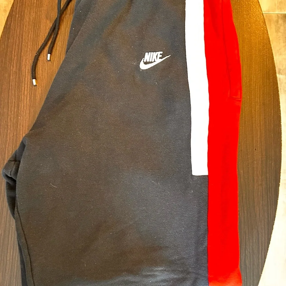 This is a complete Nike sweatsuit for sale - Picture 4 of 7